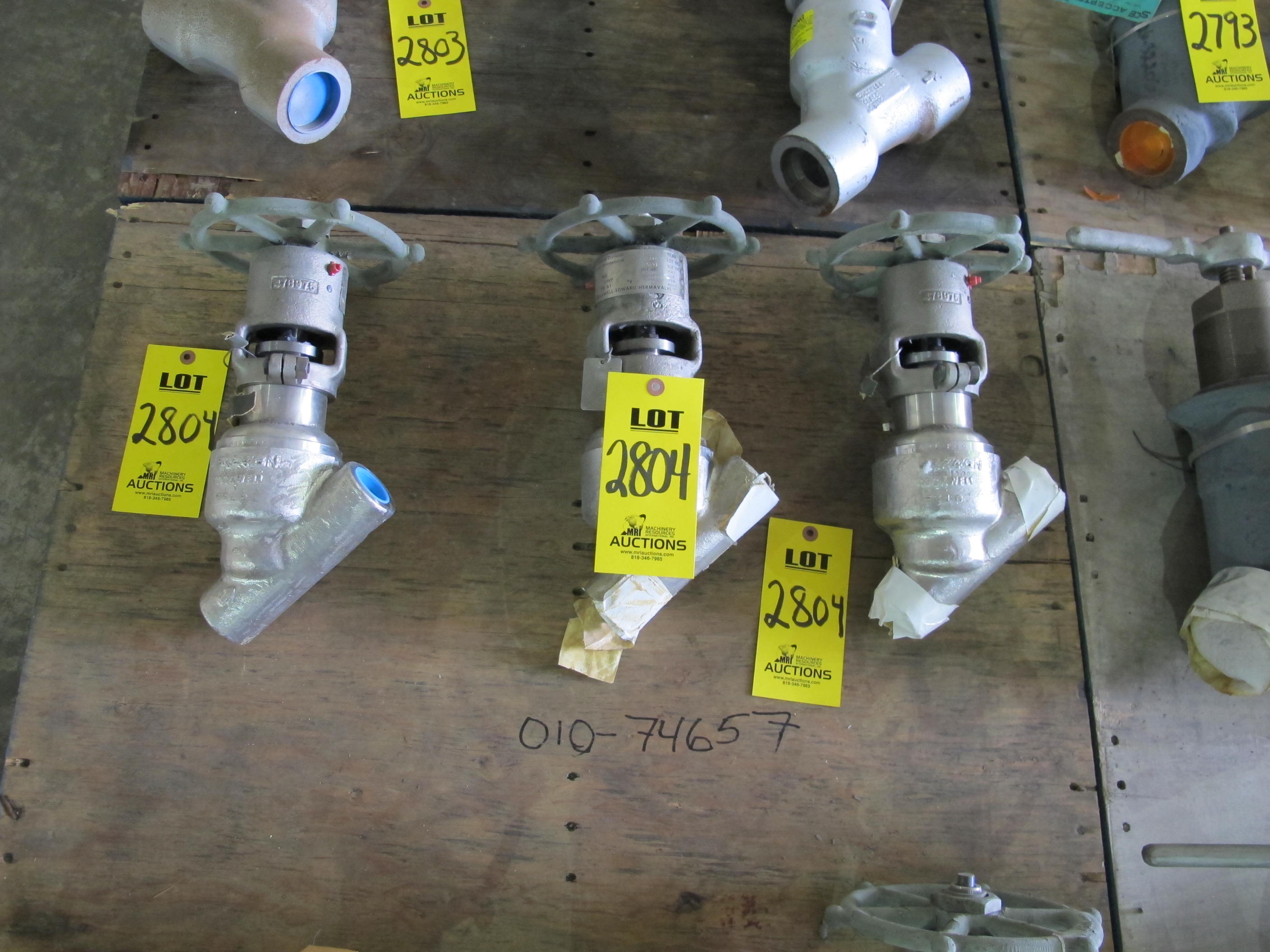 LOT (3) VALVES, GLOBE TYPE, 1" SIZE, 1570 LB, 2345 LB/800 DEGREE F RATING, 316 SS MATERIAL, SOCKET WELD CONNECTIONS, SA182 SPECIFICATION, Y-BODY STYLE, HARD FACED SEAT, A567 GRADE 1 DISC TRIM, 7" HANDWHEEL OPERATOR (W-51) LOADING & HANDLING FEE $15-